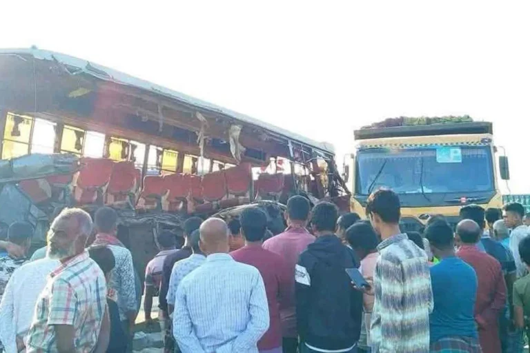 রংপুরে থেমে থাকা ট্রাকে বাসের ধাক্কা, নিহত ৩