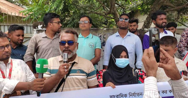 সাংবাদিক হত্যার প্রতিবাদে পাংশায় মানববন্ধন সমাবেশ