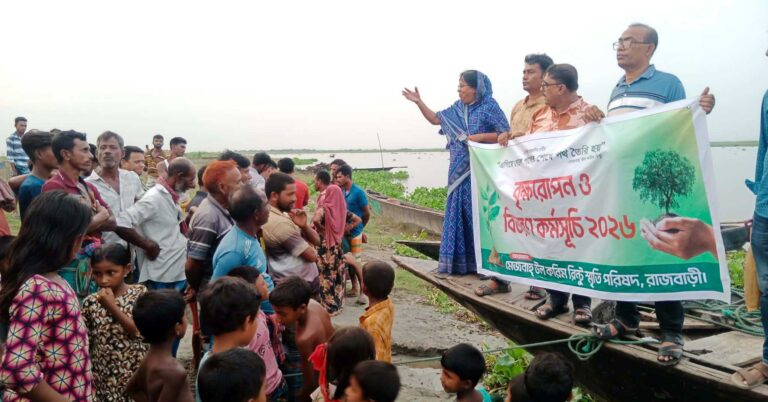চরের দেড়শ পরিবার পেল ফলজ বনজ ও ঔষধি গাছের চারা