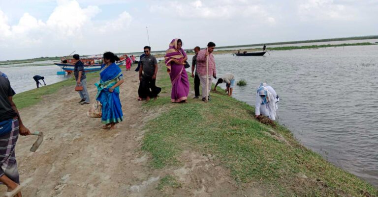 বজ্রপাত থেকে রক্ষায় রাজবাড়ীর চরাঞ্চলে দুই শতাধিক তালবীজ রোপণ