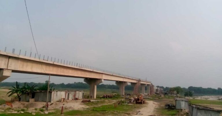 নির্মাণাধীন সেতুর উপর থেকে লোহার অ্যাঙ্গেল পড়ে একজনের মৃত্যু 