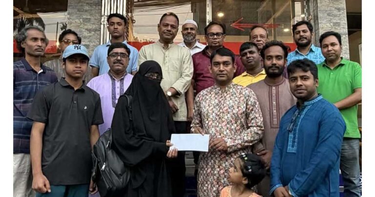 ঢাবিতে সুযোগপ্রাপ্ত শিক্ষার্থীকে টিম রাজবাড়ীর শুভেচ্ছা উপহার