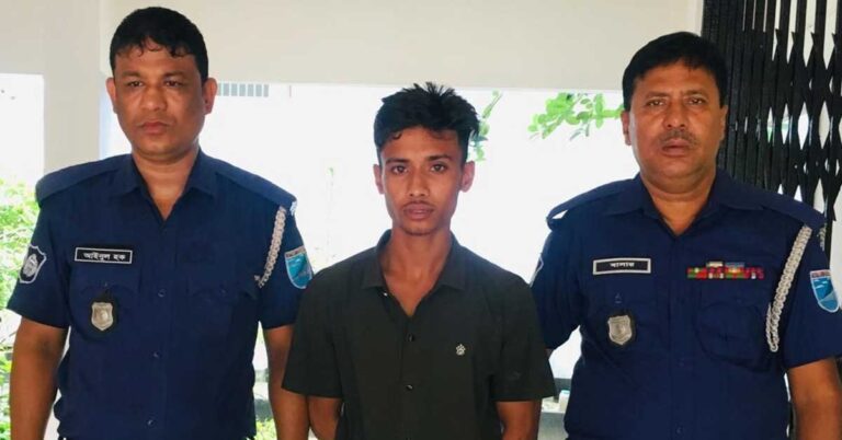 ব্লেডের ভয় দেখিয়ে জিম্মি করে দুই সহপাঠিকে ধর্ষণ, গ্রেপ্তার ১