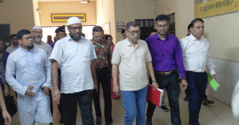 হঠাৎ রাজবাড়ী সদর হাসপাতাল পরিদর্শনে স্বাস্থ্যমন্ত্রী