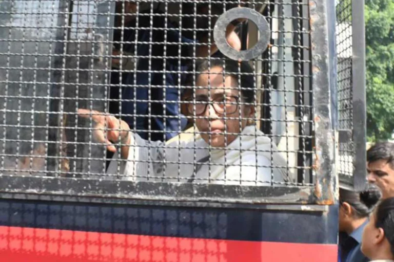 দিল্লিতে মমতা ব্যানার্জি আটক