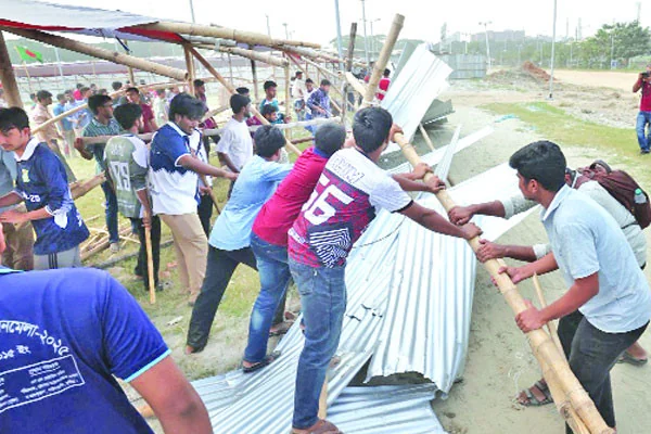 শেকৃবির গবেষণা মাঠ পুনরুদ্ধারে ভাঙচুর শিক্ষার্থীদের