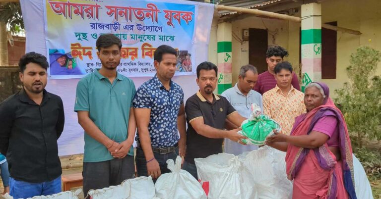 ‘আমরা সনাতনী যুবক’ ঈদ সামগ্রী দিয়েছে দুস্থদের
