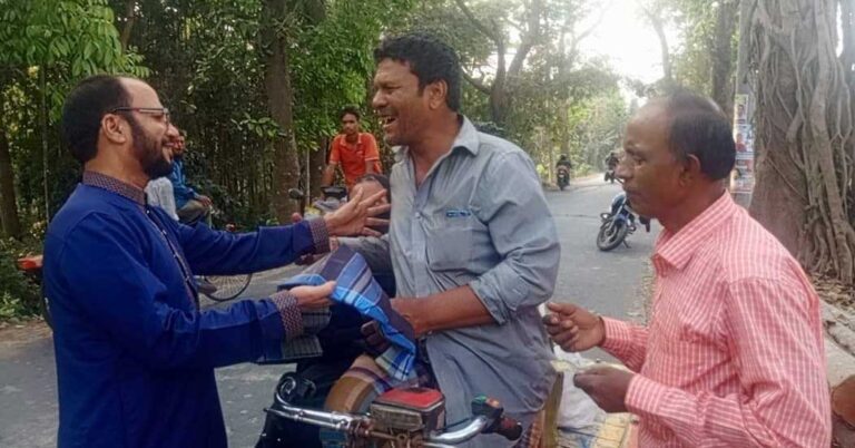 ঈদের আনন্দ ভাগাভাগি: শ্রমজীবীদের পাশে নুরে আলম সিদ্দিকী হক