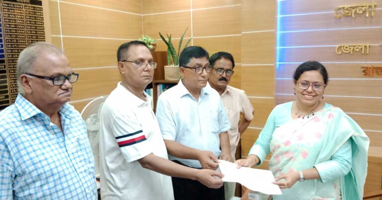 রাজবাড়ী পৌরসভার ধার্য কর কমানোসহ বিভিন্ন দাবিতে নাগরিক কমিটির স্মারকলিপি
