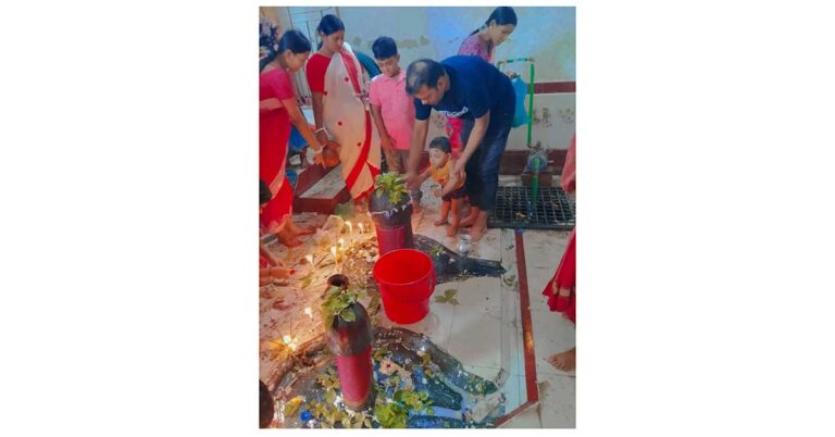 ঝাউগ্রামে শত বছরের পুরনো শিবলিঙ্গে পূজার্চনা করেন ভক্তরা