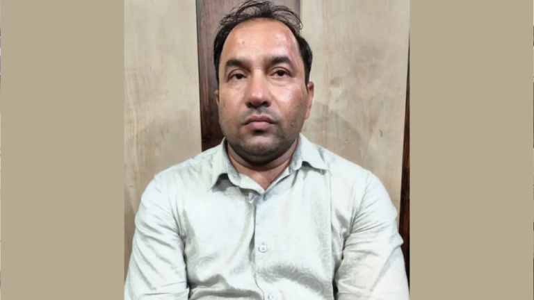 ‘ডার্লিং তোমার জন্য প্রশ্ন জোগাড় করেছি’, বিশ্ববিদ্যালয় ছাত্রীকে শিক্ষক
