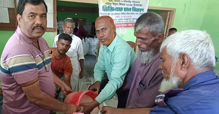 ভিজিএফের চাল পেয়ে খুশি হাবাসপুরের হতদরিদ্ররা