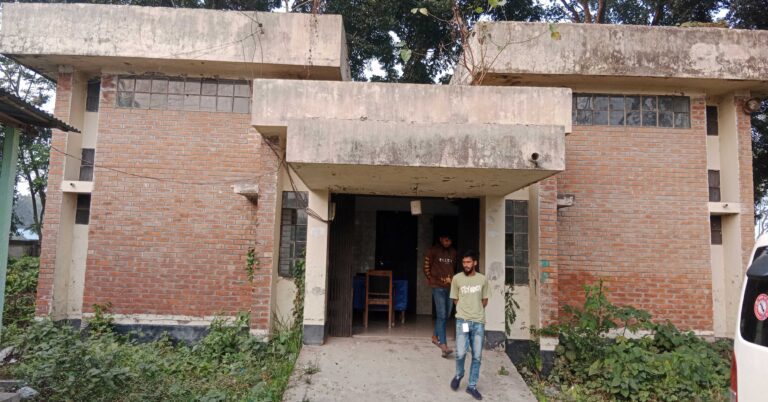 রাজবাড়ী সদর হাসপাতাল মর্গে নেই বিদ্যুৎ, মরদেহ রাখার ফ্রিজটি দীর্ঘদিন পরিত্যক্ত