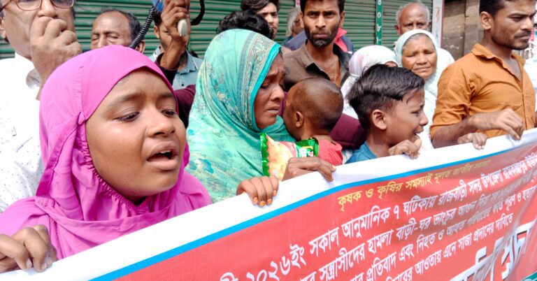 বাবা হত্যার বিচার চেয়ে মানববন্ধনে অঝোরে কাঁদলো ছোট্ট মীম