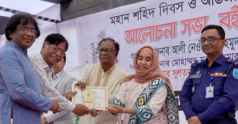 বইমেলায় স্টলের সেরা পুরস্কার পেল রাজবাড়ী সাহিত্য পরিষদ