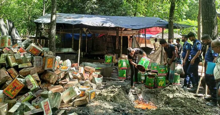 অননুমোদিত কারখানায় এলসি গুড় জ্বাল দিয়ে চালানো হতো দোজালি বলে