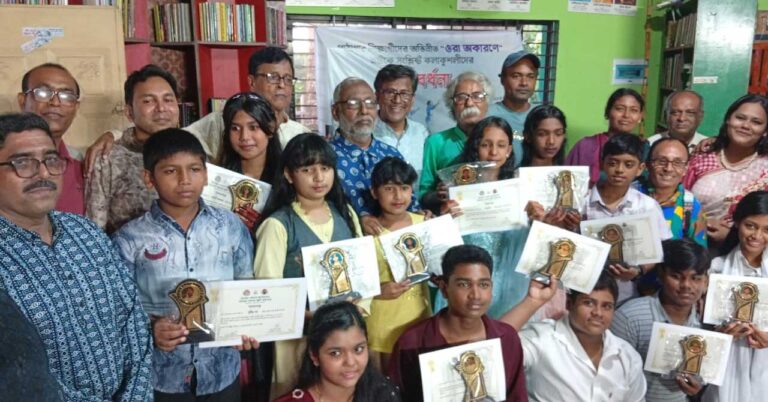 রাবেয়া-কাদের স্মৃতি পাঠাগারের উদ্যোগ: ওরা অকারণে নাটকের কুশীলবদের সংবর্ধনা