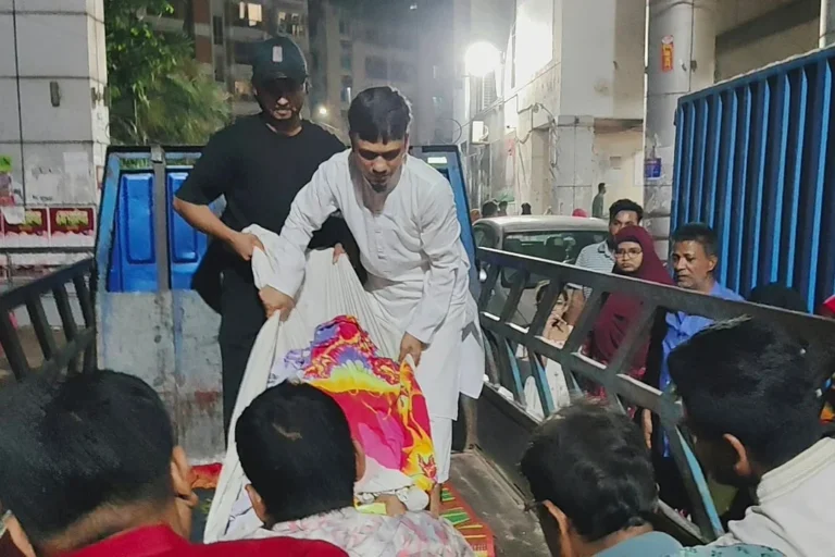 ঢামেকে চলছে বেসরকারি অ্যাম্বুলেন্স ধর্মঘট, রোগী ও স্বজনদের ভোগান্তি