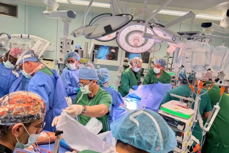 সাড়ে ১৮ ঘণ্টা টানা অস্ত্রোপচার, জোড়া লাগা শিশুকে আলাদা করল সৌদি