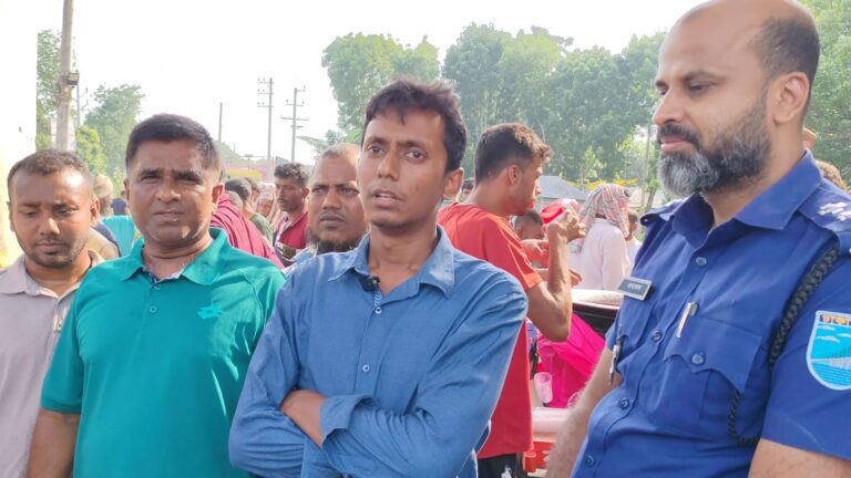 কালুখালীতে তাপদাহে লাইনে দাঁড়ানো কৃষক-চালকদের মাঝে শরবত বিতরণ