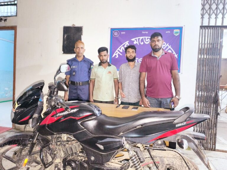 নওগাঁয় মোটরসাইকেলসহ দুই ছিনতাইকারী গ্রেপ্তার