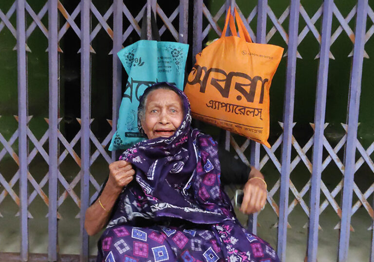 ছয় ছেলের ঘরে ঠাঁই হলো না ৮৫ বছরের মায়ের, আশ্রয় দিলেন মেয়ে