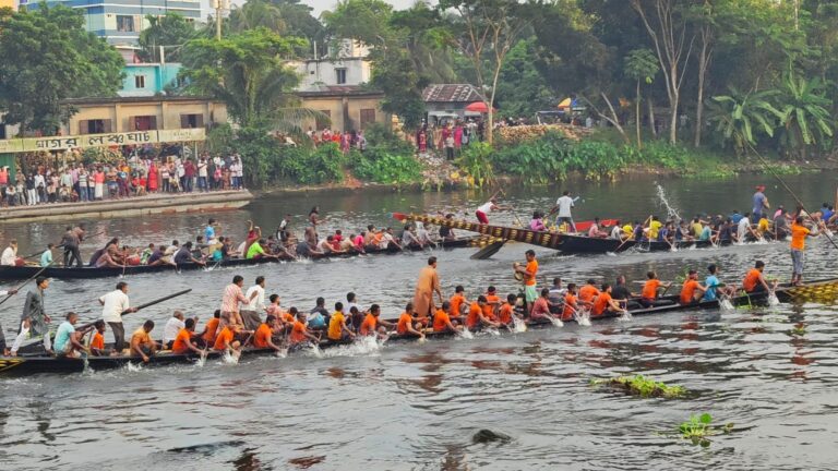 কোটালীপাড়ায় বিজয়া দশমীতে ঐতিহ্যবাহী নৌকাবাইচ, নদীর দুই পাড়ে জনসমুদ্র