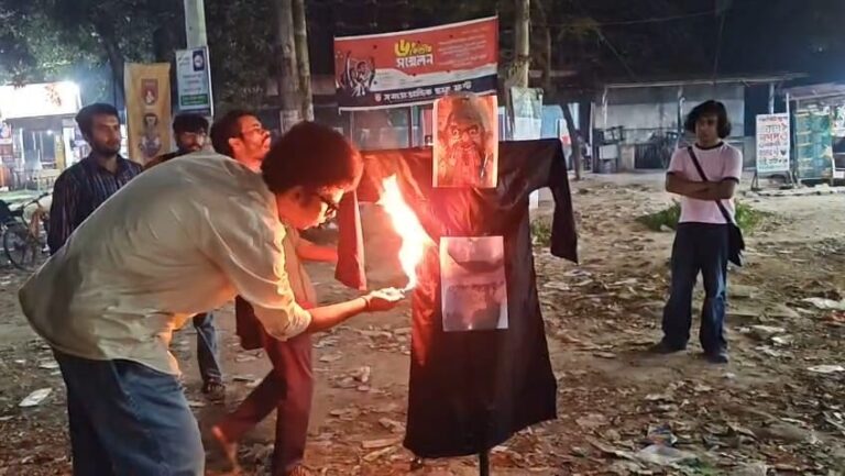 মুক্তিযোদ্ধার দাফনে বাধার প্রতিবাদে জাবিতে সাঈদীর কুশপুত্তলিকা দাহ