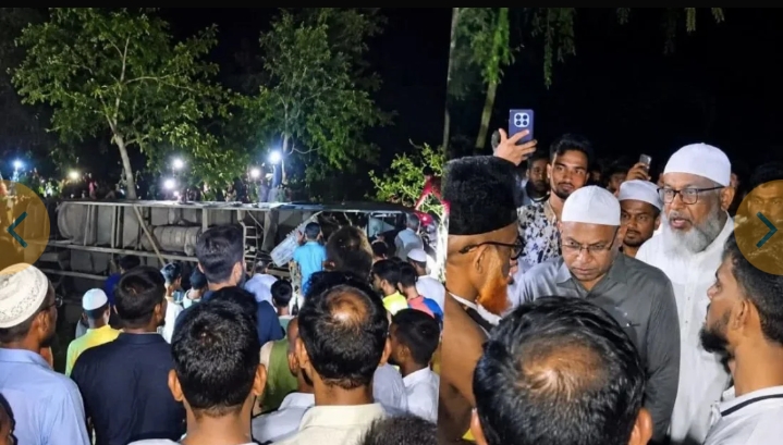 সাতক্ষীরায় জামায়াতের লংমার্চফেরত বাস খাদে, নিহত পথচারী