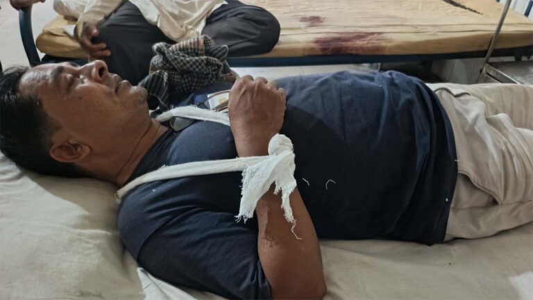 পেঁয়াজ বিক্রির বিরোধের জেরে মোটরসাইকেল আটকে দুইজনকে মারধরের অভিযোগ