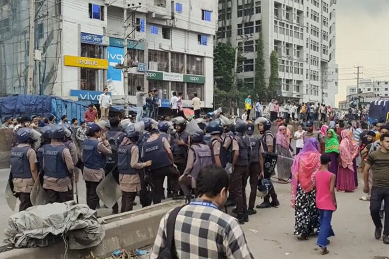শ্রমিক অসন্তোষে কোনাবাড়ি-চন্দ্রা সড়কের সব পোশাক কারখানায় ছুটি