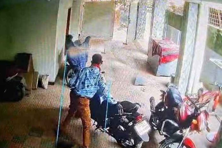 ৩৬ সেকেন্ডে এমপি প্রার্থীর মোটরসাইকেল চুরি