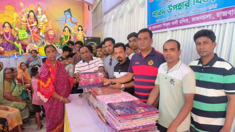সপ্তমীতে দেড়শ নারীকে পূজার শাড়ি দিল ‘আমরা সনাতনী যুবক’