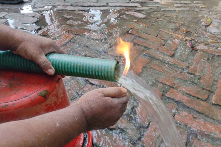 কোটালীপাড়ায় সাবমারসিবল পাম্পের পানির সঙ্গে গ্যাস, আগুন জ্বলতেই কৌতূহল