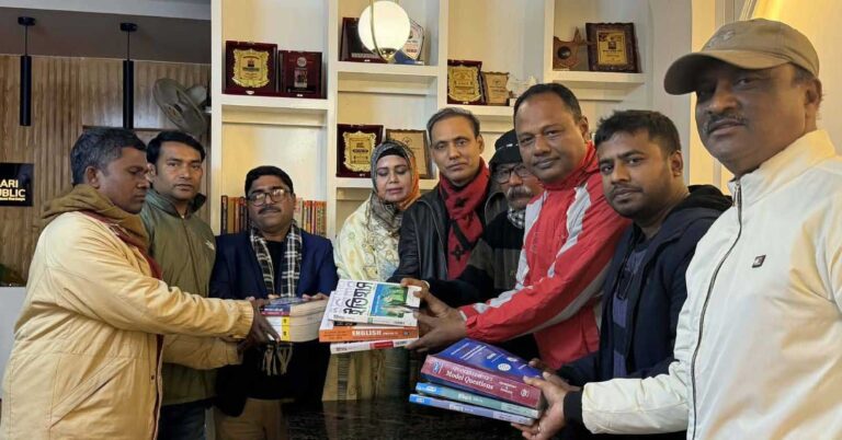 কৃতি শিক্ষার্থীকে বই উপহার দিয়েছে টিম রাজবাড়ী