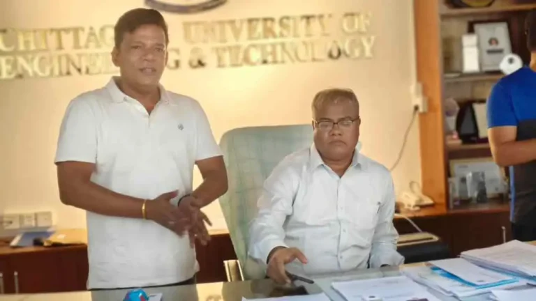 ২১ ঘণ্টা পরেও নিজ কার্যালয় থেকে বের হতে পারেননি চুয়েটের উপাচার্য