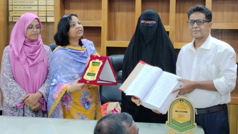 নিজ হাতে ৩০ পারা কোরআন লিখে নজির গড়লেন শিক্ষার্থী সুরাইয়া
