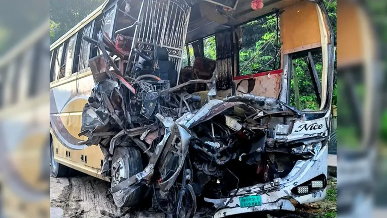নাটোরে বাস-ট্রাক সংঘর্ষে নিহত ১৪