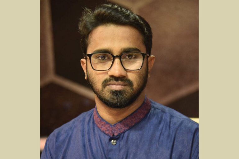 চুমু দেওয়া শিক্ষকের কাজ নয়, রাজনৈতিক নেতারও নয় : রাশেদ খান
