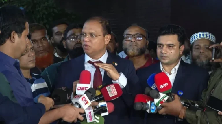 অন্য বিমানে ফেরার সুযোগ থাকলেও সফরসঙ্গীদের ছাড়েননি প্রধানমন্ত্রী