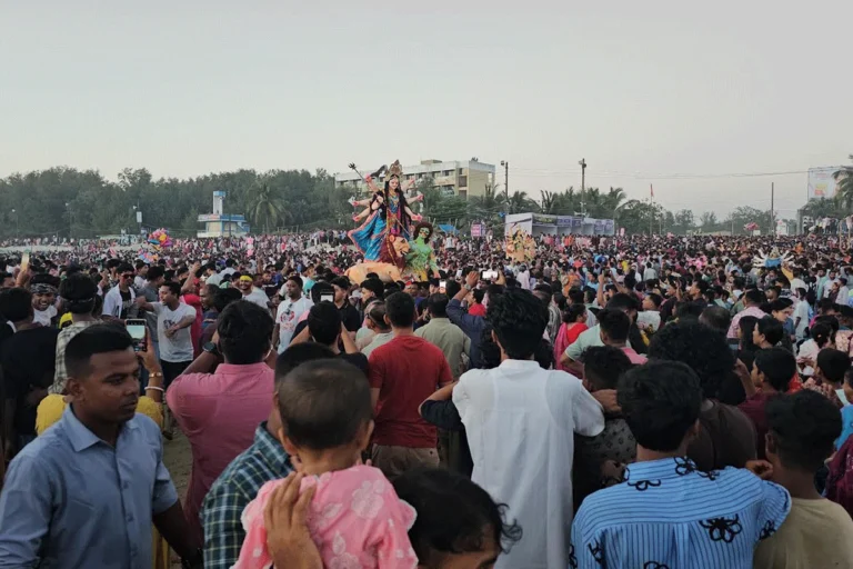 বিসর্জনে বিদায় দেবী দুর্গার, ঘাটে ঘাটে জনস্রোত
